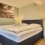 Pier 12, 6 *
